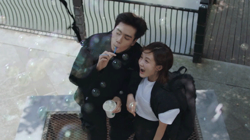 Phim Trung Quốc gây cười vì phi thực tế:Thổi trà sữa ra bong bóng xà phòng ảnh 2