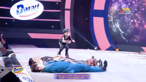 Siêu nhí trượt patin nhảy qua 6 người khiến vợ chồng Trấn Thành toát mồ hôi hột ảnh 3