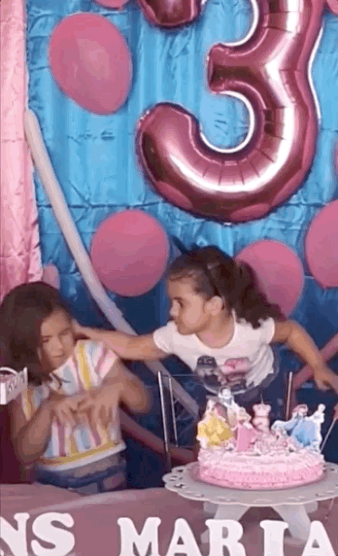 Trấn Thành hùng hục giật tóc Hari Won túi bụi, fan ‘ngã ngửa’ khi biết lý do ảnh 4