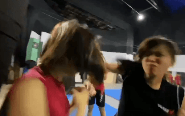 Đồng Ánh Quỳnh sụt sùi khóc vì lỡ đấm Tóc Tiên choáng váng, chảy máu mũi ảnh 2