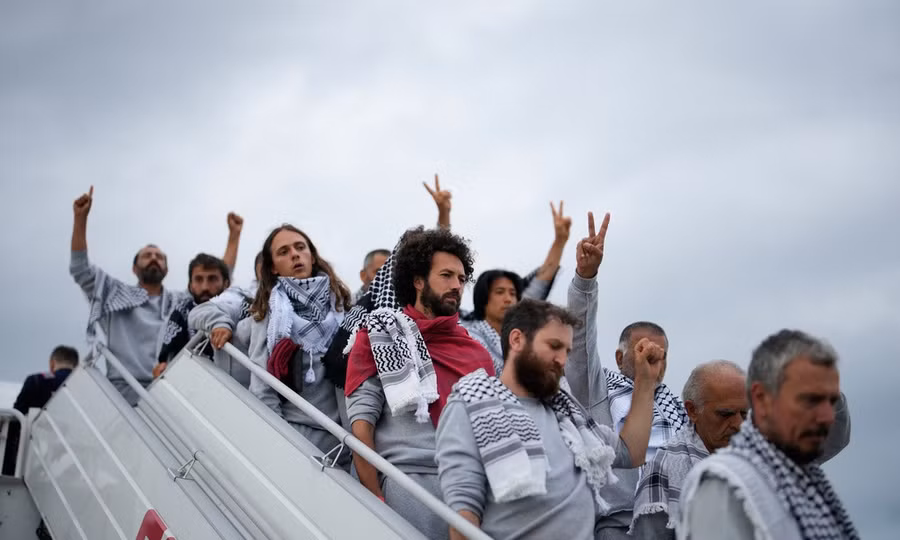Israel trục xuất hơn 400 nhà hoạt động quốc tế sau bê bối quỳ gối, trói tay