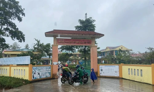 Cách chức Hiệu trưởng và Phó Hiệu trưởng sau vụ 41 học sinh bị ngộ độc tại Quảng Trị 