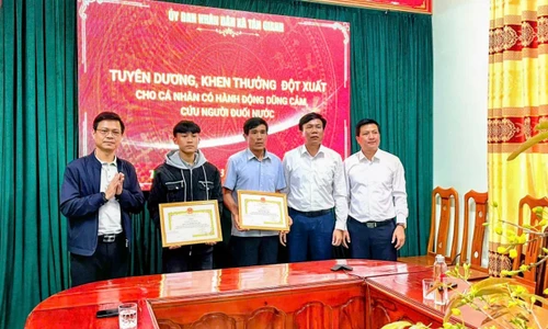 Khen thưởng hai cha con dũng cảm cứu người giữa dòng nước dữ