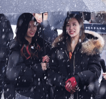 Tội cho Mina chưa, cứ tưởng được Sana tốt bụng che ô giùm, ai ngờ người đi ô cũng đi luôn, lại còn tặng cho một cú đau điếng.