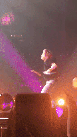 Nhảy vô cùng phấn khích