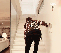 Tự Chanyeol đập đầu gối vào cửa kính đau điếng, nên phải đi tập tễnh lên cầu thang này, thương chưa.