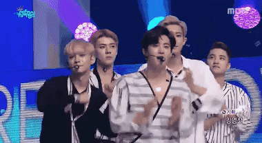 Khi Red Velvet biểu diễn trên sân khấu Show! Music Core, dĩ nhiên Suho không thể không hát và nhảy theo hết mình.