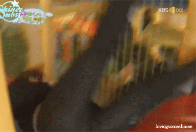 Tưởng rằng đi chơi trong khu nhà bóng của trẻ em là an toàn lắm rồi, thế mà Onew vẫn có cú ngã để đời luôn.