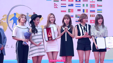 Naeun (Apink) bình thường là Nữ hoàng legging xinh đẹp sang chảnh. Nhưng chỉ các fan mới biết Naeun chính là chuyên gia rơi đồ, ngay cả cầm thứ quý giá như chiếc cúp này mà cô nàng cũng không thể giữ chắc.