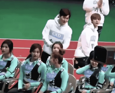 Đường đường là trưởng nhóm EXO, mà Suho chẳng ngại làm đủ trò lầy lội nhằm gây chú ý với Wendy giữa lúc ghi hình chương trình ISAC. Bao nhiêu người nhìn vào mà Suho có ngại gì đâu.