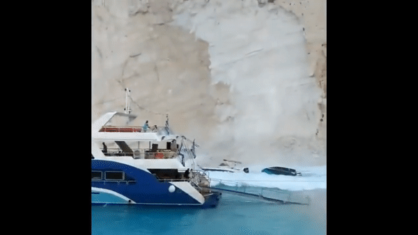 Một vách núi đá vôi bất ngờ đổ sập khiến ít nhất 7 người bị thương.