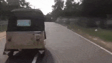 Thay lốp xe cũng phải thật đẳng cấp.