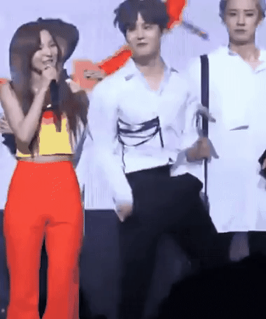 Biểu diễn sung đến mức Red Velvet phải phì cười. Và có ai như Suho không, các thành viên EXO lần lượt đi vào bên trong rồi mà anh chàng vẫn mải mê nhảy cùng Red Velvet.