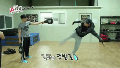 Chỉ một phút xuất thần này thôi, cho thấy Chanyeol (EXO) hoàn toàn có thể làm ngôi sao phim hành động hài.