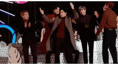 Thương Suho chưa, đang ra sức nhún nhảy cổ vũ Red Velvet biểu diễn trên sân khấu thì bị các thành viên EXO phá đám giữa chừng.