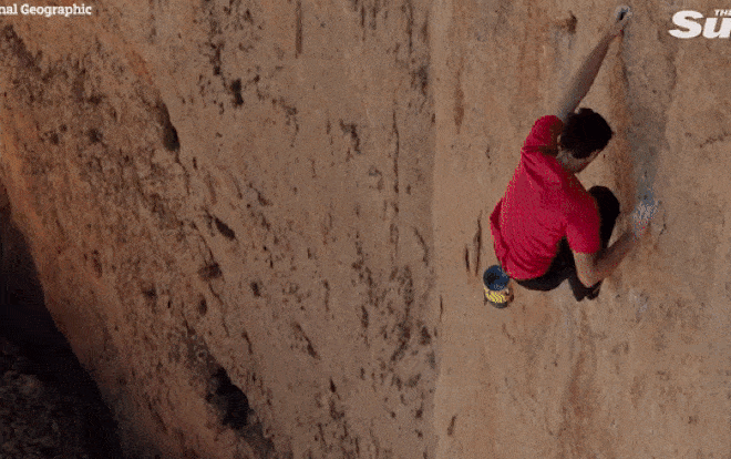Bí quyết của người đàn ông tay không leo núi đá dựng đứng 900 m ảnh 1