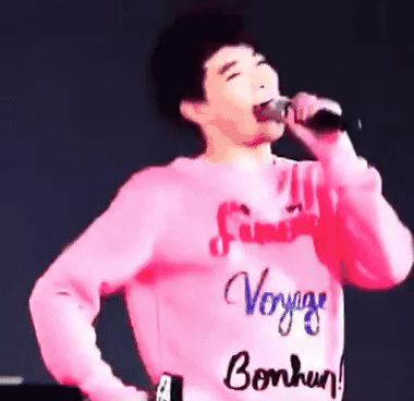 Thậm chí đến cả concert của EXO, Suho cũng sẵn sàng hát bài Dumb Dumb của các đài em, trong khi Kai tỏ ra chán nản hết sức với chàng fanboy lầy lội này.