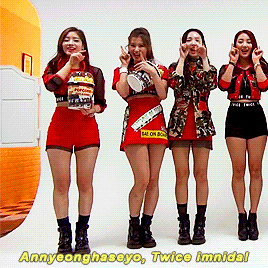 Sana (TWICE) rất giỏi trong khoản gây ra rắc rối vào những lúc tưởng như bình an nhất. Như là bắt cả bịch bỏng ngô cúi chào cùng mình này.