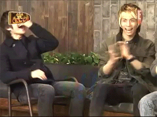 Chỉ là đi giày thôi mà, Naeun cũng có thể lăn quay ra đất đau điếng như thế này. Cũng vì cái tội lười biếng không chịu ngồi xuống xỏ giày cho nghiêm túc. Cú ngã này của Onew (SHINee) nổi tiếng quá nên còn được gọi là “trường hợp của Onew” để chỉ những tình huống siêu xấu hổ của idol.