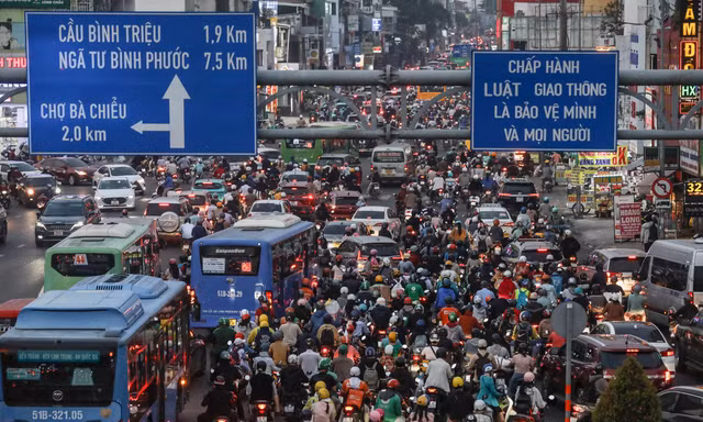 Xe buýt bị bao vây giữa các phương tiện tại ngã tư Hàng Xanh trong khung giờ cao điểm chiều. Ảnh: Duy Anh