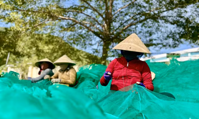 Ban quản lý cảng Hòn Rớ kiểm tra thông tin tàu cá