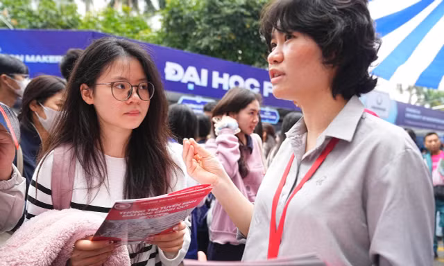 Thí sinh tìm hiểu thông tin tuyển sinh đại học 2026 Ảnh: DUY PHẠM
