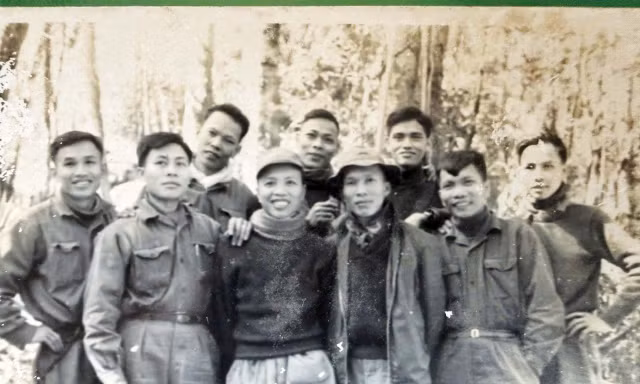 Cố nhà văn Xuân Thiều (hàng đầu, thứ 2 từ phải sang) ở mặt trận Trị-Thiên (Ảnh: Gia đình cung cấp) 