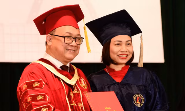 Nghiên cứu sinh nhận bằng tiến sĩ Ảnh: ĐHBKHN