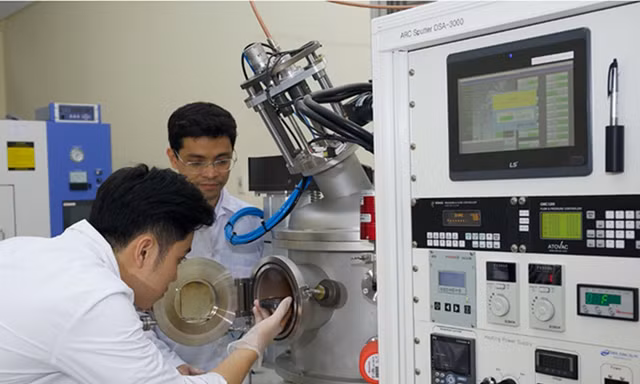  Làm thí nghiệm trên thiết bị bốc bay chân không thể hơi vật lí PVD 