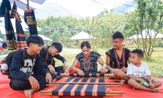 Nghệ nhân Cơ Tu ở Tà Lang – Giàn Bí dệt vải, đón khách bên khung cửi