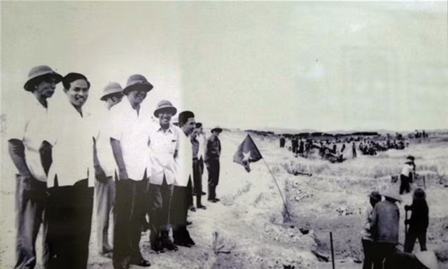 Tổng Bí thư Lê Duẩn (hàng đầu, thứ hai từ bên trái sang) về thăm công trình đại thủy nông Nam Thạch Hãn trong giai đoạn thi côngẢnh: TL