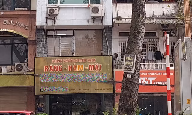 Bệnh nhân tới thăm khám, điều trị tại một phòng khám Nha khoa A trên đường Ngọc Trì, Hà Nội 