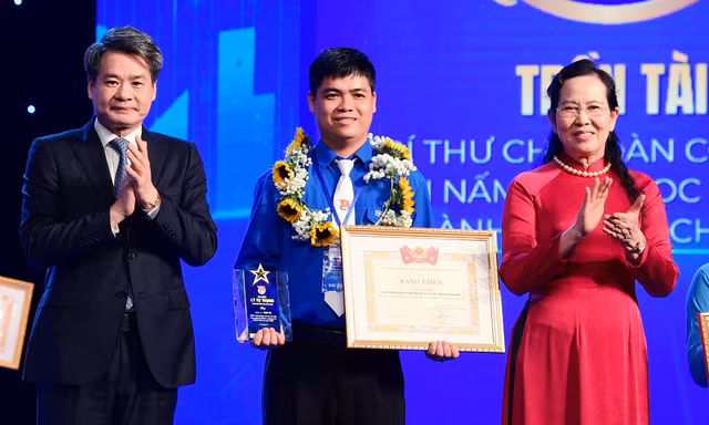 Anh Trần Tài nhận giải thưởng Lý Tự Trọng năm 2026 Ảnh: Xuân Tùng 