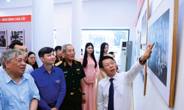 Anh Nguyễn Minh Triết, Ủy viên Dự khuyết BCH T.Ư Đảng, Bí thư thường trực T.Ư Đoàn, Chủ tịch Hội Sinh viên Việt Nam - cùng các đại biểu: nhà báo Trần Mai Hưởng (bìa trái), Trung tướng Nguyễn Đức Soát (thứ hai từ phải qua) và nhà báo Phùng Công Sưởng (bìa phải) tham quan triển lãm "51 năm - Bản hùng ca thống nhất"Ảnh: TRỌNG TÀI 