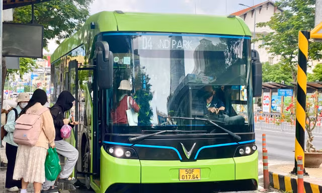 Hành khách đi xe buýt điện tại TPHCM Ảnh: Hữu Huy