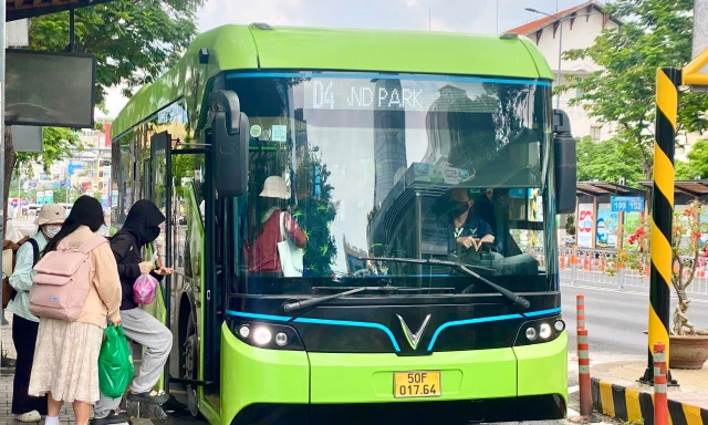 Hành khách đi xe buýt điện tại TPHCM Ảnh: Hữu Huy