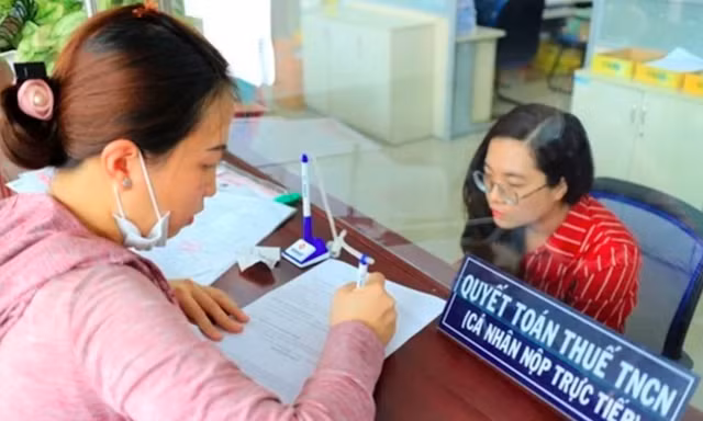 Người dân làm thủ tục quyết toán thuế TNCN tại cơ quan thuế (Ảnh minh họa) 