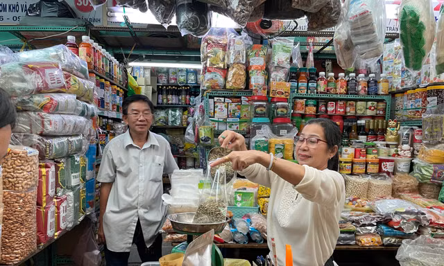 Đề xuất nâng ngưỡng doanh thu chịu thuế lên 2 tỷ đồng/năm được kỳ vọng sẽ giảm gánh nặng cho hộ kinh doanh nhỏ lẻ 