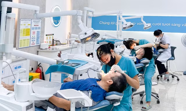 Bệnh nhân tới thăm khám, điều trị tại một phòng khám Nha khoa A trên đường Ngọc Trì, Hà Nội 