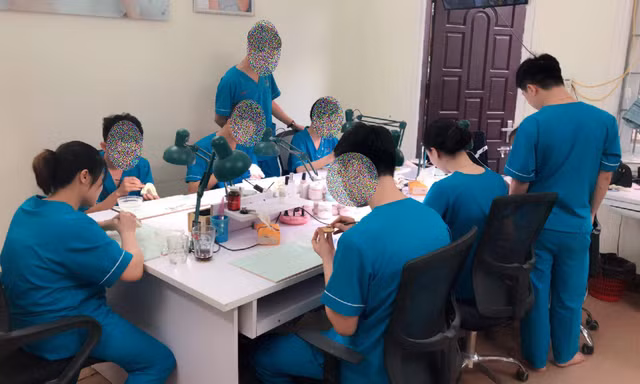 Kỹ thuật viên tại lab gia công răng sứ