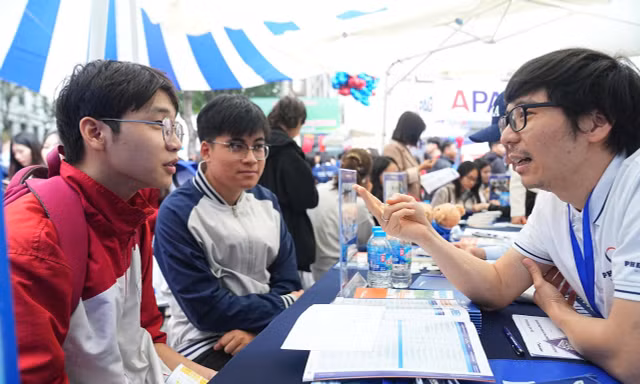 Thí sinh tìm hiểu thông tin ngành nghề tuyển sinh năm 2026 Ảnh: DUY PHẠM 