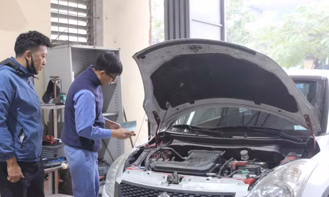 Đăng kiểm viên chuẩn bị đo khí thải ô tô tại Hà Nội Ảnh: Lộc Liên