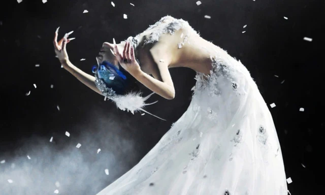 “Chim công làng múa” Trung Quốc ở độ tuổi U70 vẫn dẻo dai, quyến rũ trên sân khấu 