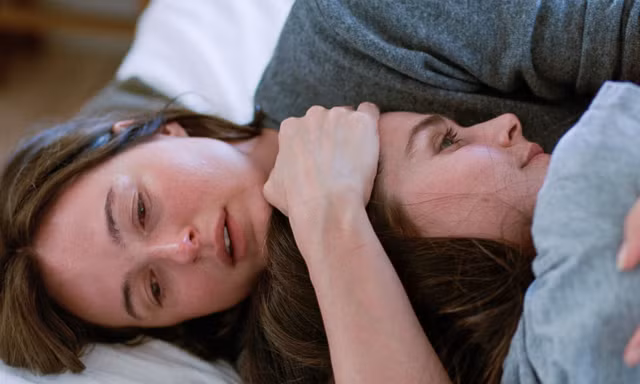 Người chị Nora (Renate Reinsve) (trái) và em gái Agnes (Inga Ibsdotter Lilleaas)