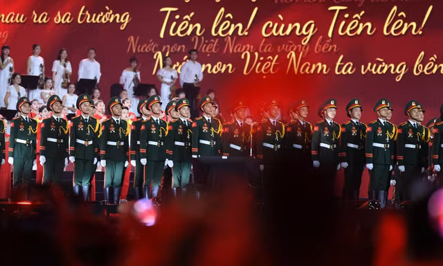Cảnh hàng vạn người cùng hát Quốc ca đã trở thành khoảnh khắc được chia sẻ rộng rãi trên các nền tảng số. Ảnh: Dương Triều