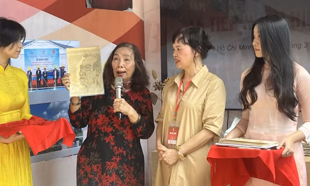 Nhà báo Nguyễn Thị Ngọc Hải trong một buổi nói chuyện về cuốn sách “Phạm Xuân Ẩn, tên người như cuộc đời” (ra mắt tháng 10/2025)