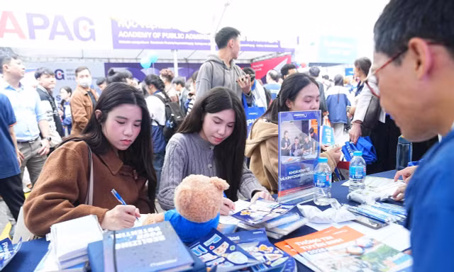 Thí sinh tìm hiểu thông tin tuyển sinh đại học 2026. Ảnh: DUY PHẠM