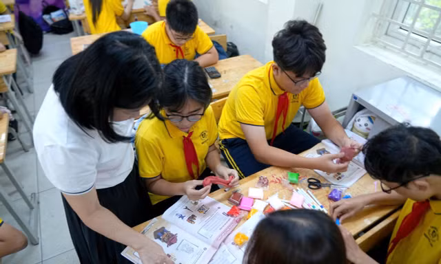 SGK truyền thống đang sử dụng tại 100% các trường học công lập ở Việt Nam. Ảnh: TRỌNG QUÂN