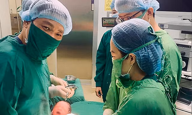 Chào đời từ phôi thai trữ trong bình đông lạnh 11 năm