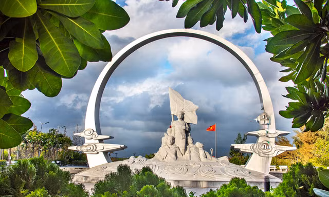 Bên tượng đài những anh hùng biển cả